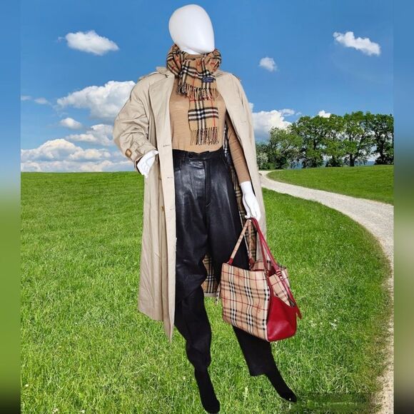 Burberry coat  - Picture 3 of 14